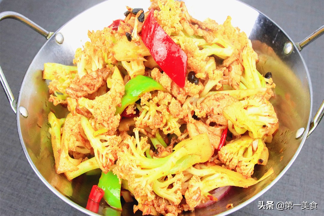干锅花菜好吃的诀窍“一点就透”不用太多调料，大火一翻爽脆入味