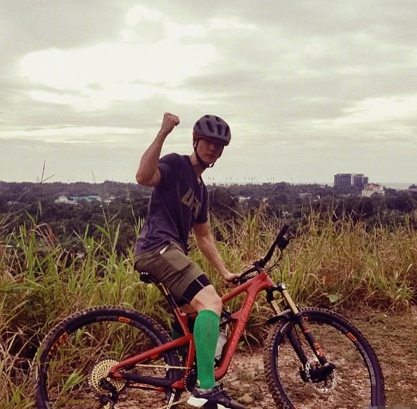 吳尊攜老婆參加同學會，41歲的他帥如當初，與同學合影像兩代人