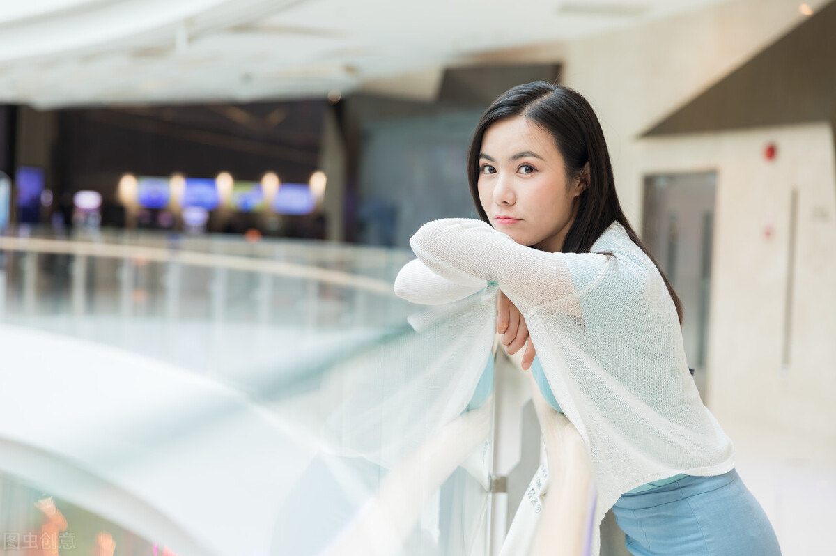 The nipple and areola are red and blistered, it may be breast eczema!5