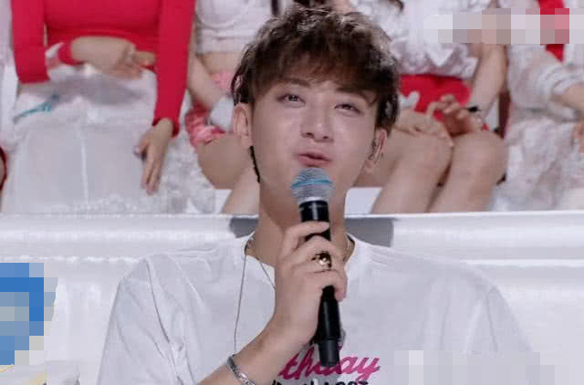 创3摄像师关闭美颜，黄子韬真实皮肤还好，看到