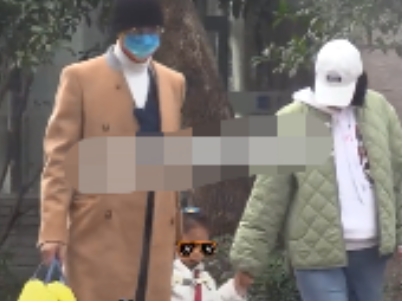 39歲朱丹和老公接孩子放學(xué)，身形臃腫肚腩突出，前后行走顯疏離