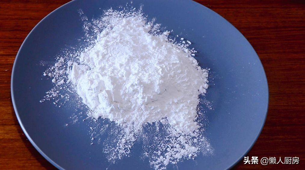 这是香酥鱿鱼条的做法，不要直接裹淀粉，这样处理一下，外壳更酥