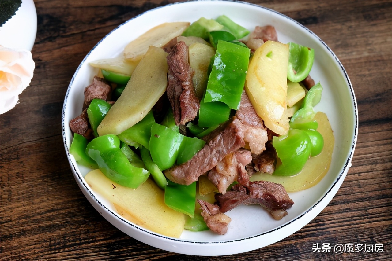 Steak and potatoes are made into home-cooked dishes. The meat is fragrant and the potatoes are sticky. The method is simple and nutritious and delicious.