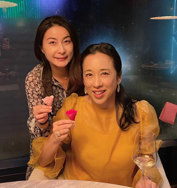 郭晶晶为婆婆庆生表感谢！打扮精致气质不俗，两人亲密合影似姐妹