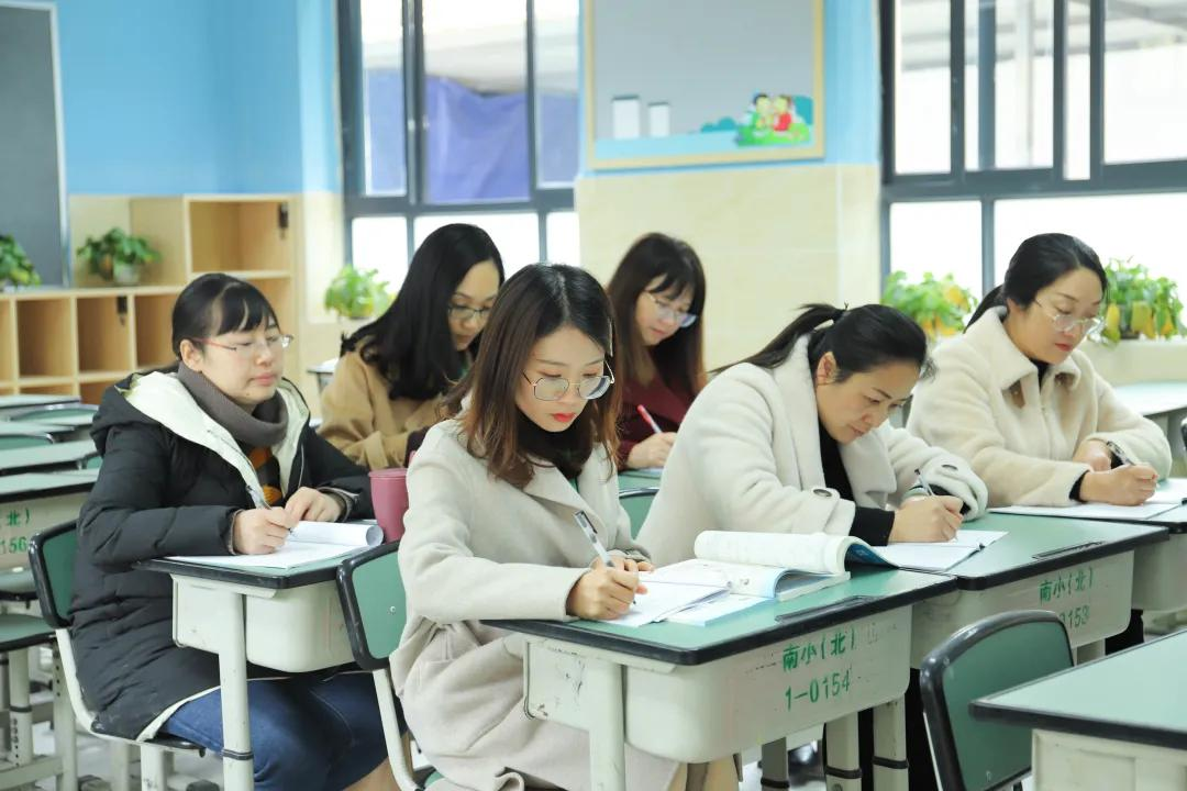 深入教材解读 提升数学素养——记天府新区南湖小学数学教研活动