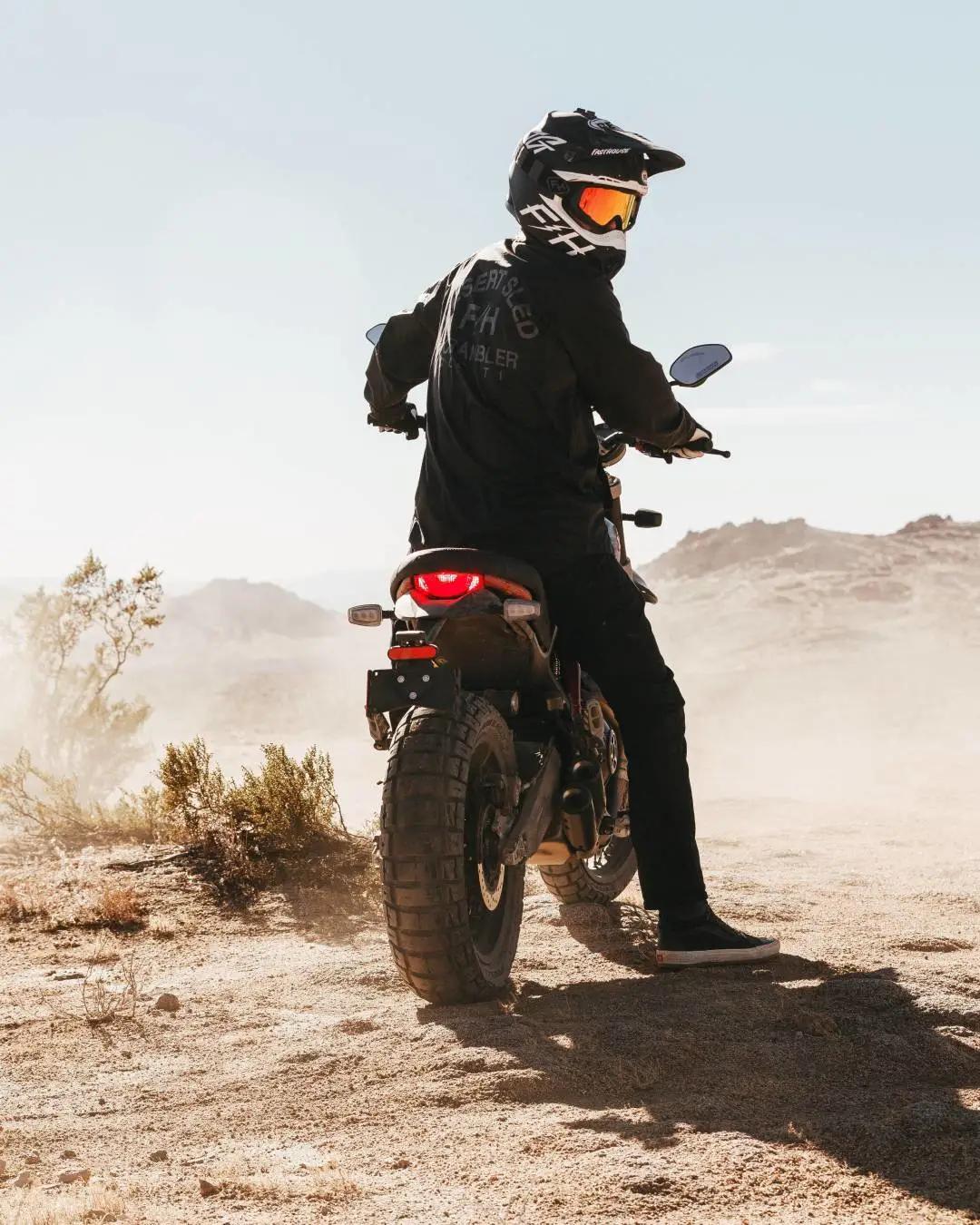 杜卡迪这款摩托车动力强劲，不仅能越野还能上赛道