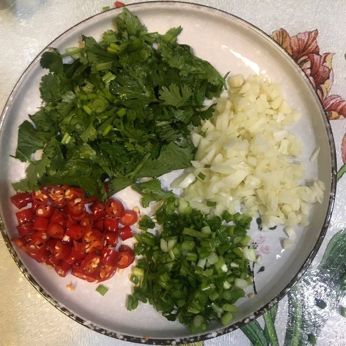 这是一道泰式菜，鸡肉搭配蔬菜，风味独特