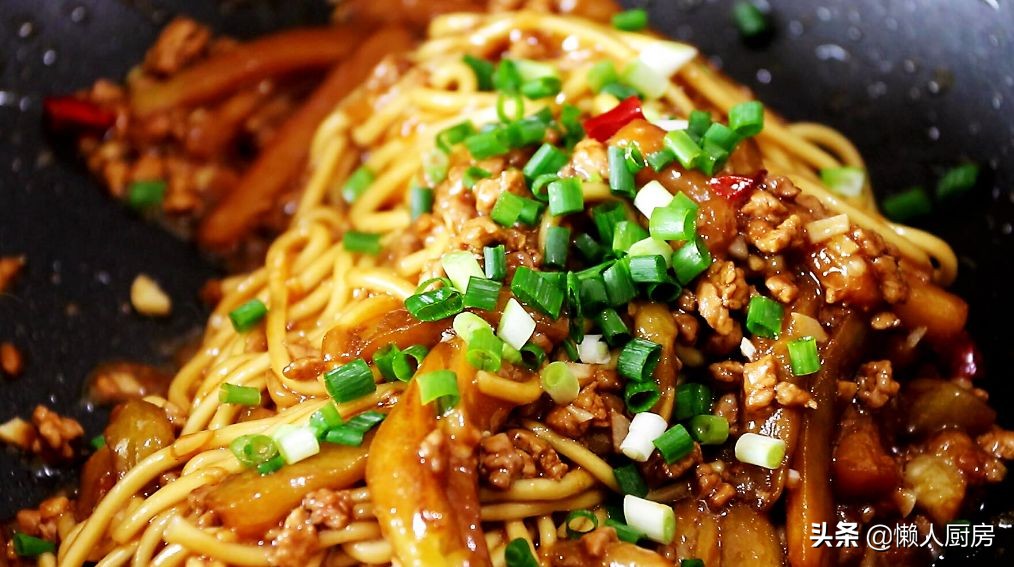 1根茄子，一块猪肉，这是茄子肉末焖面的做法，真好吃