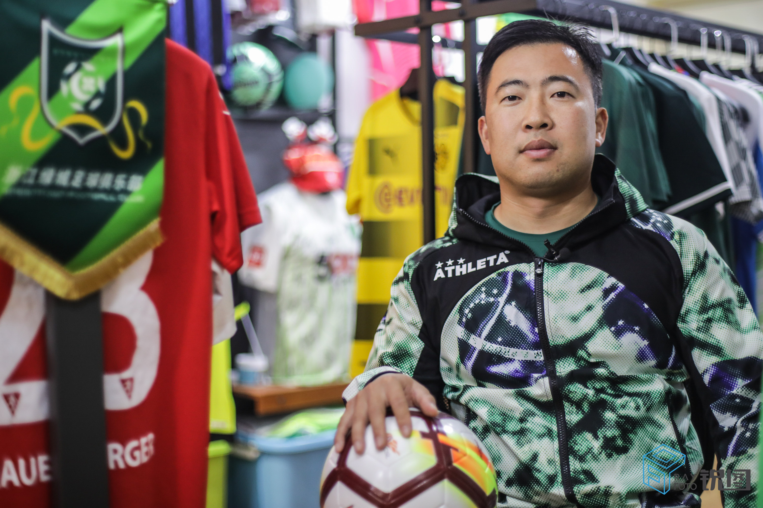 正品足球球衣去哪买 杭州小伙开球衣网店“以球衣养球衣” 十年后坐拥上千件珍贵球衣