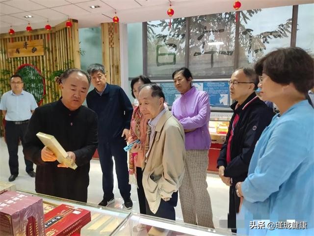 中国工程院院士陈君石一行到吴忠市利通区中医药博物馆参观访问