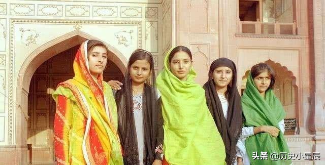 巴基斯坦姑娘来中国旅游，夸赞中国一切都先进