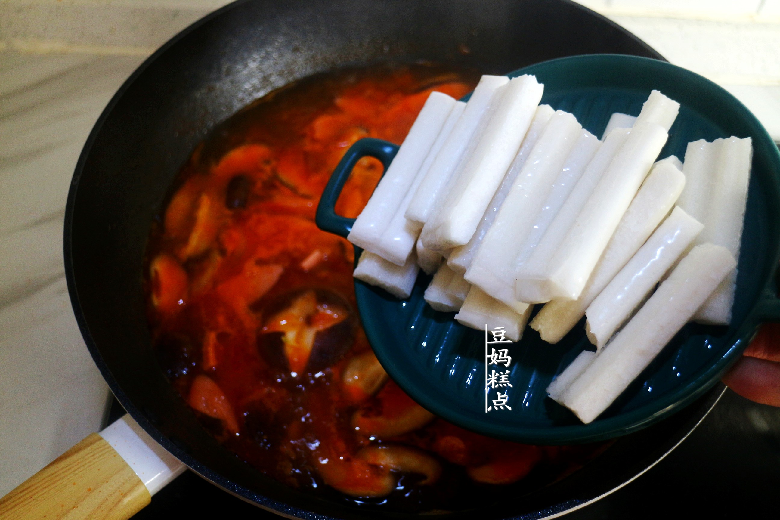 天冷了，用西紅柿煮蔬菜濃湯，酸香開胃，兒子每次2大碗