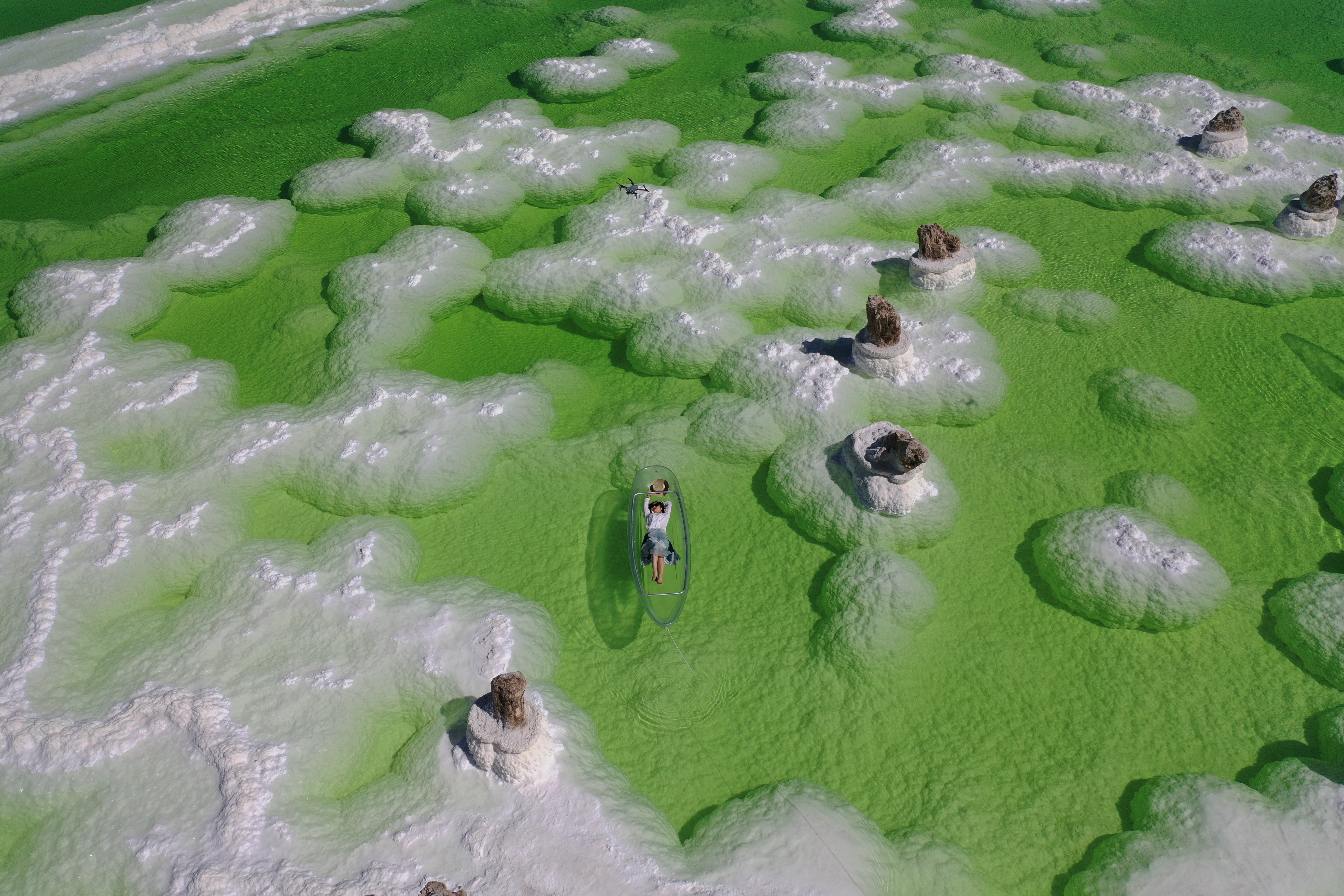 游客青睐中国最大盐湖——察尔汗盐湖