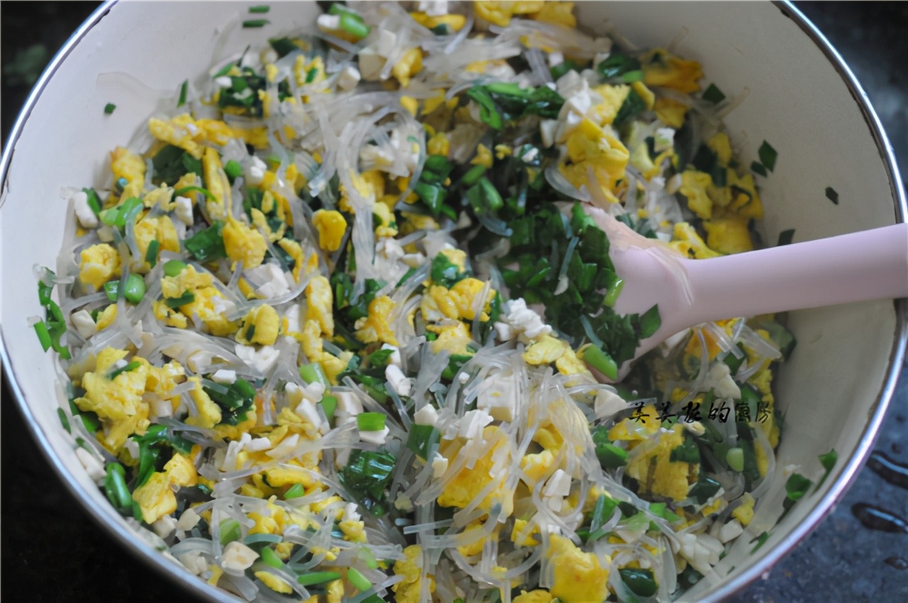 兒子最愛的早餐，比餃子簡單比包子好吃，鍋裡一煎，清爽有滋味