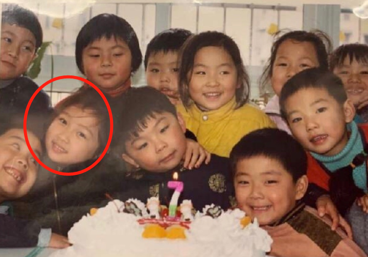 有种“可爱”叫虞书欣，放大五倍看她儿童照，这肉嘟嘟脸蛋我爱了