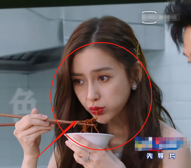 《奔跑吧8》吃面条，导演给baby特写镜头，是不是