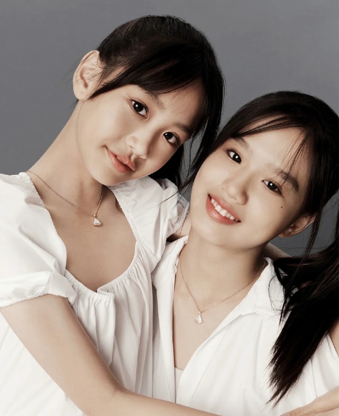 钟丽缇携女儿拍写真，姐妹俩越来越像双胞胎，母女三人似闺蜜