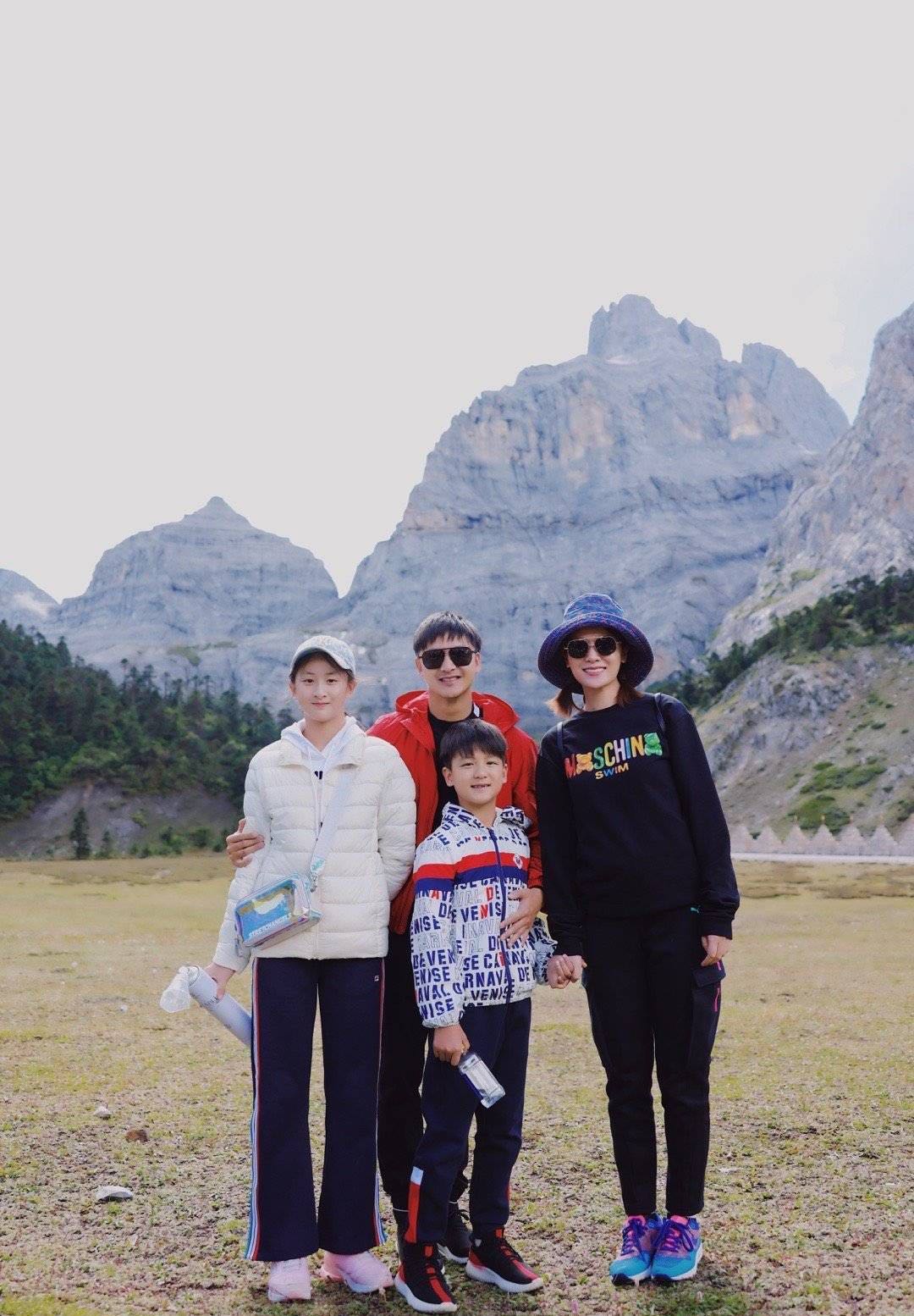 森碟長大了，一個人出席活動不怯場，扎葫蘆辮擺拍五官越來越像爸