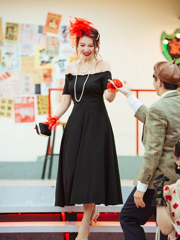 47岁蔡少芬越来越有女人味，与老公穿情侣装太撩了！谁能不羡慕