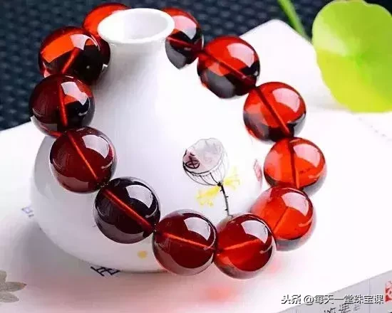 带血的宝石究竟能不能买?煞气重,戴了不吉利?真正的答案是……
