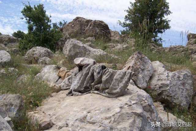 狙击手在沙漠中伪装，找出3个是行家，全部找出