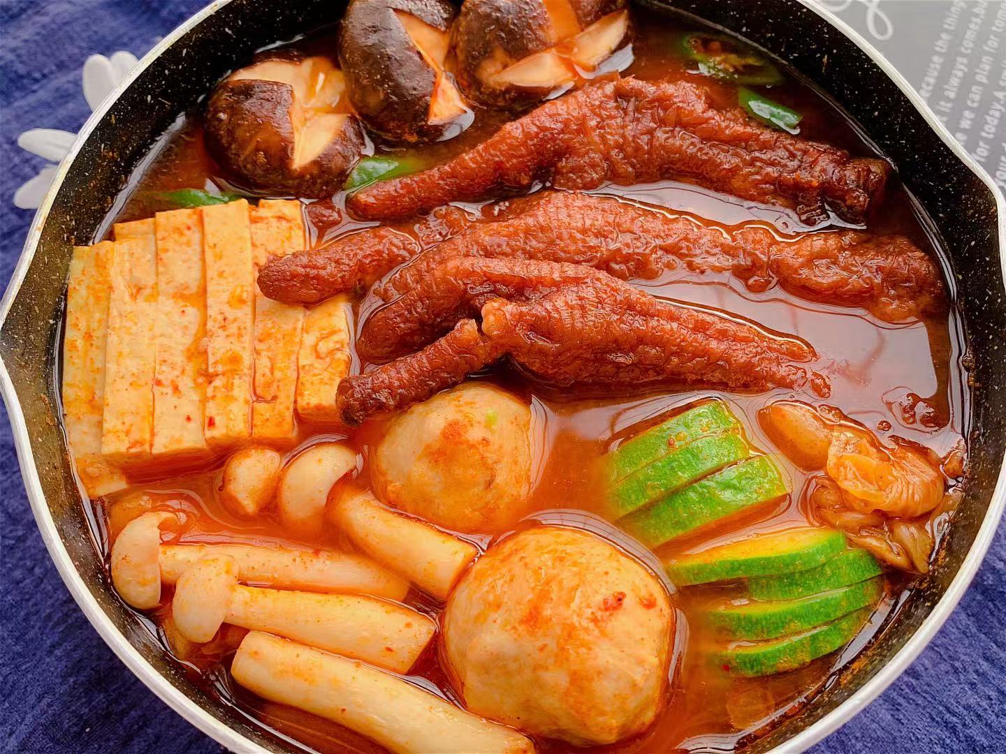 图片[1]-韩式泡菜凤爪煲做法步骤图-起舞食谱网