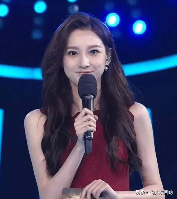 她是央视美女主持，18岁走秀泳裤掉落，淡定走完全程后走红