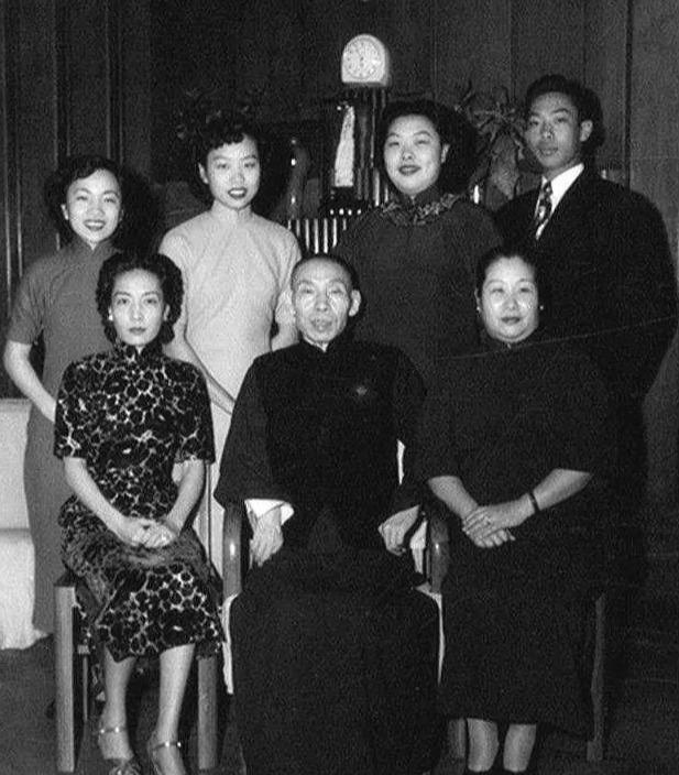 杜月笙临死前烧掉所有欠条，家人不舍，他怒吼：这是在救你们的命