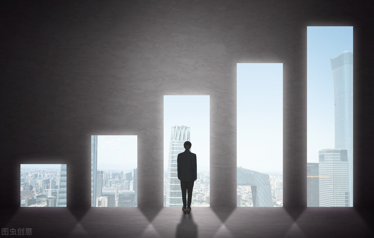做自媒体如何月入过万？只靠广告流量收益，那你和打工有啥差别？