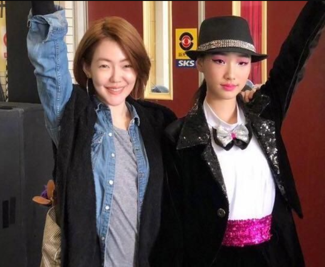 baby母子遊迪士尼，小海綿穿蜘蛛俠皮衣，發現被拍忙遮臉