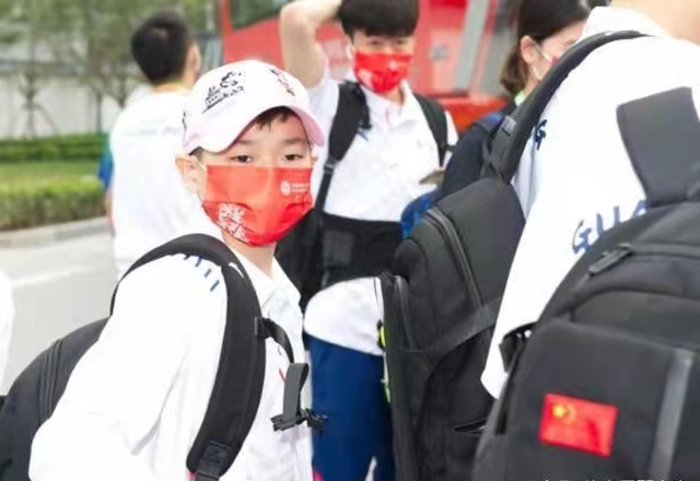 全红婵被严格“保护”！广东教练紧握她手臂寸步不离 拒绝任何采访