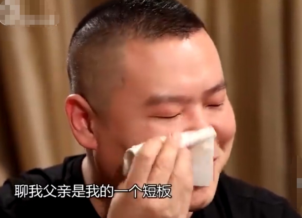 岳云鹏带母亲坐游艇，曾穷到睡牛棚现收入千万