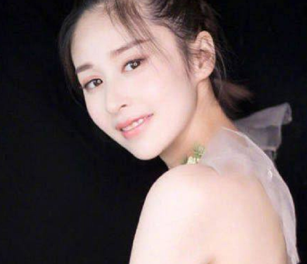 坐月子的赵丽颖，和不坐月子的颖儿，名字都带“颖”却像二代人