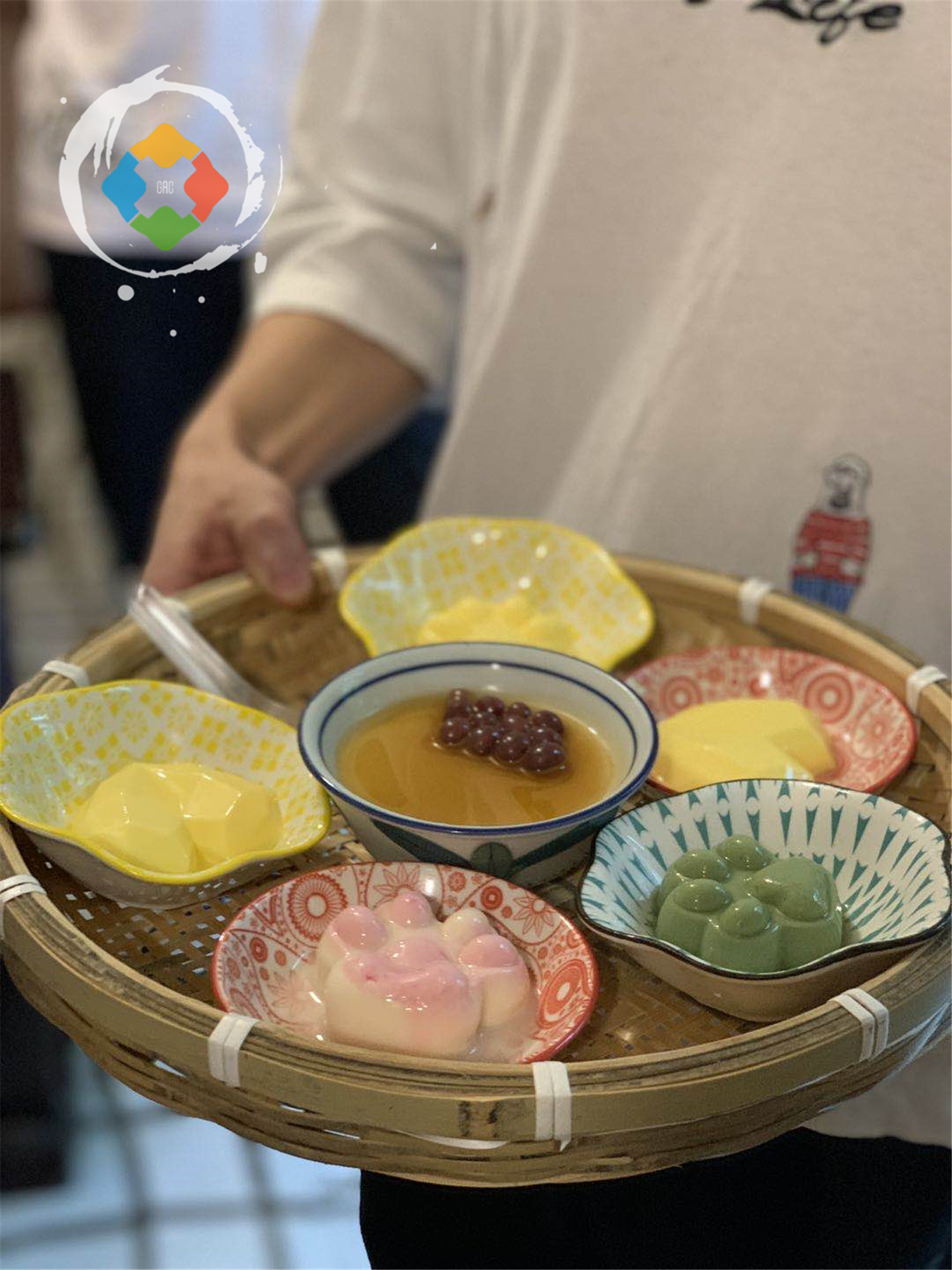 重庆80后和卖鱼的杠上了，店门前打出标语：吃鱼不如吃蛙