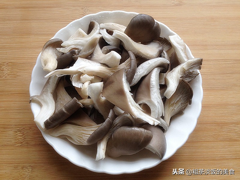 蘑菇不用炒，这样做外酥里嫩，一大盘都不够吃，做法还特别简单
