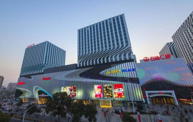 被龚虹嘉抛售后，王健林引入30亿国资，或许他将重登中国首富