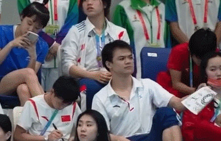 全红婵上演沉浸式签名，签完一张就递走，都没空看比赛，网友狂赞