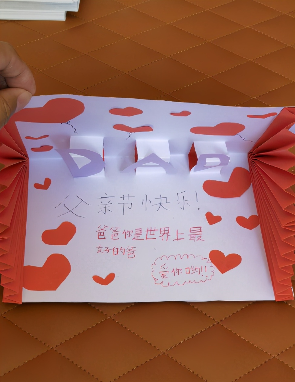 田亮晒父亲节礼物，森碟用彩纸折衬衫给爸爸表白：世界上最好的爸