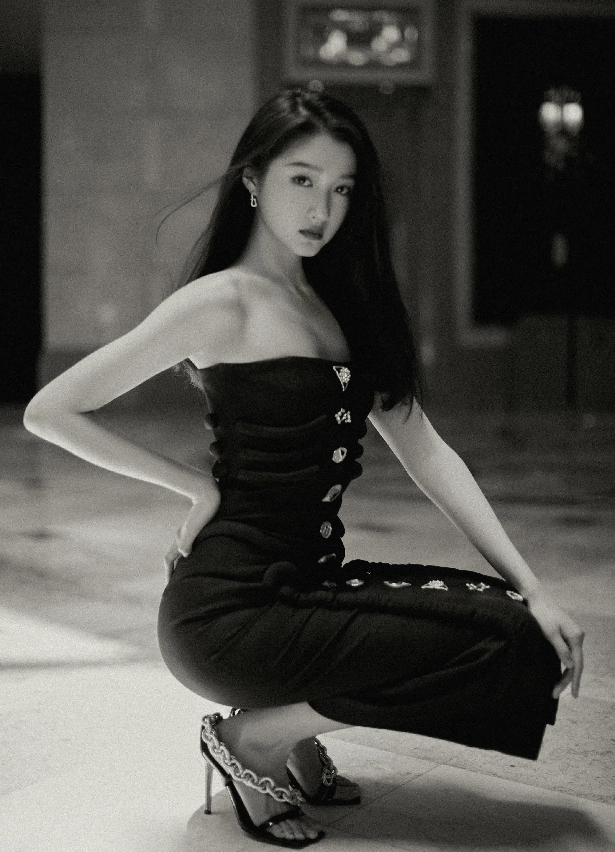 National girl Guan Xiaotong black tube top dress, full of sexy goddess ...