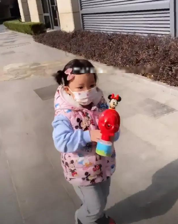 李亞男二胎產後罕見露臉，小區溜娃狀態超好，2歲大女兒活潑可愛