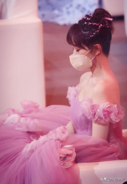 源杨|唐嫣倪妮王源杨幂杨紫同框氛围感太棒了！王源像名利场中的贵公子