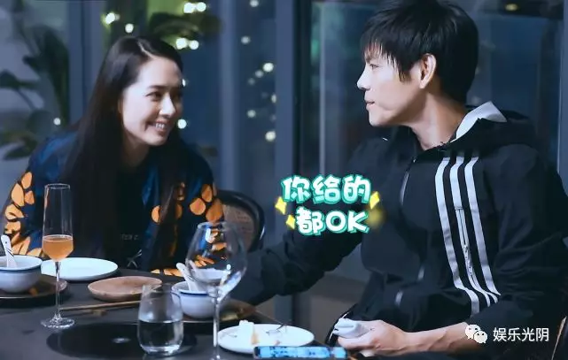 郭碧婷把咬了一口的梨扔给向佐，有谁注意向佐