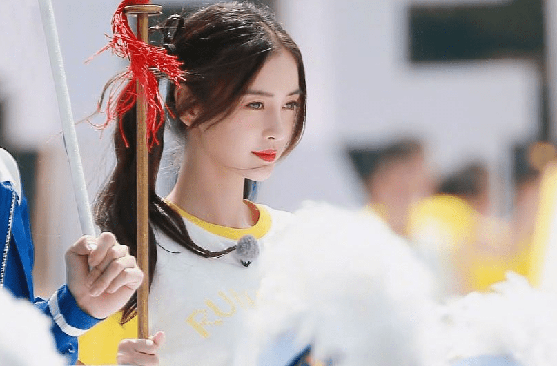 毛晓彤躲角落抽烟被拍，粉丝纷纷维护，杨颖抽