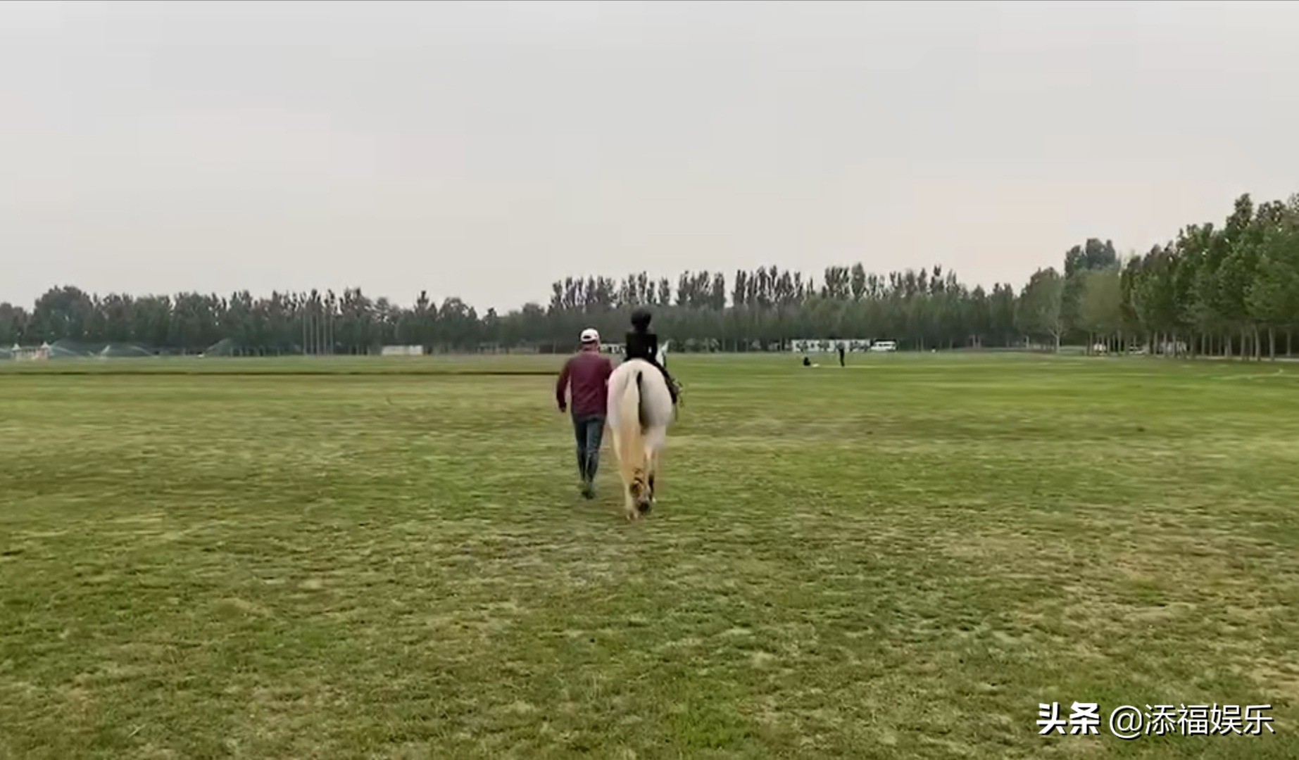 章子怡女兒醒醒學(xué)騎馬，母女倆對話有趣，相處更像是朋友