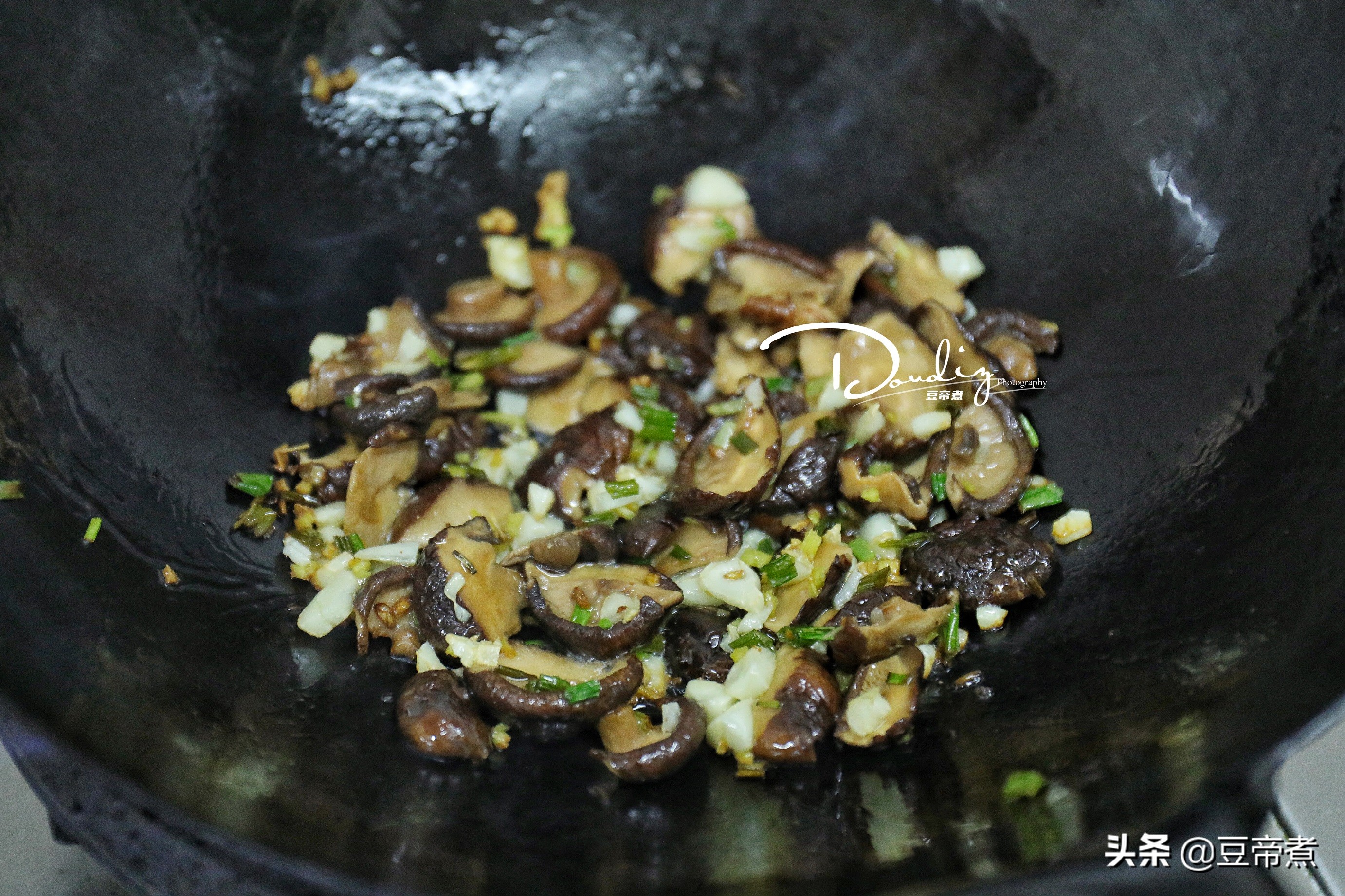 鸡腿新吃法味道香肉质嫩，怎么吃也不腻，我家孩子三天两头就馋