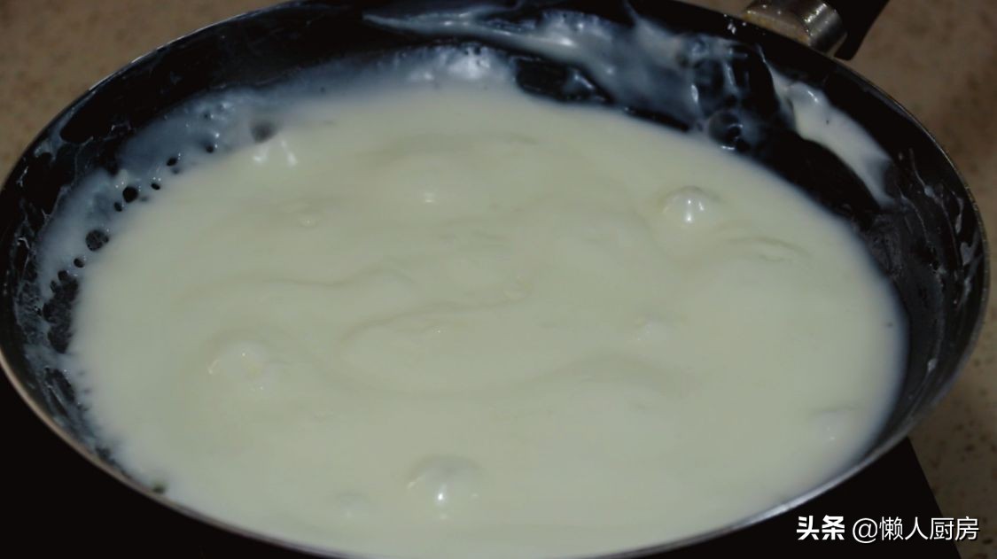 把酸奶包入麵團，瞬間變網紅美食，用手撕著吃，還能拉絲