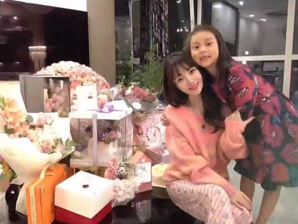 李小璐2020年终笔记，晒父母和女儿，秀闺蜜，只字不提贾乃亮