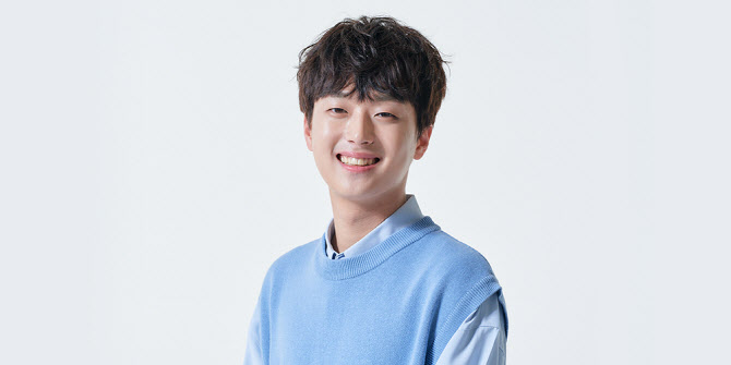 12月3日,据韩网消息,trot歌手李灿元因确诊新冠而中断活动.