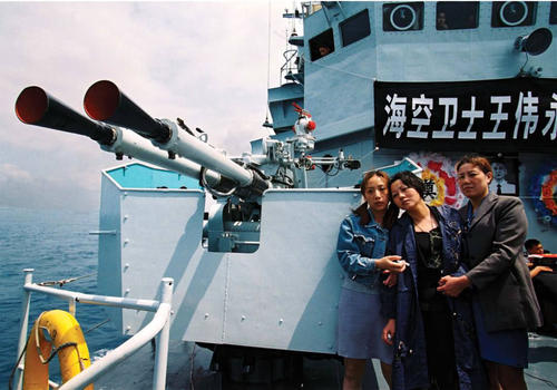 南海撞机后，美方要求返还飞机，为何最终大卸八块？我们有何收获