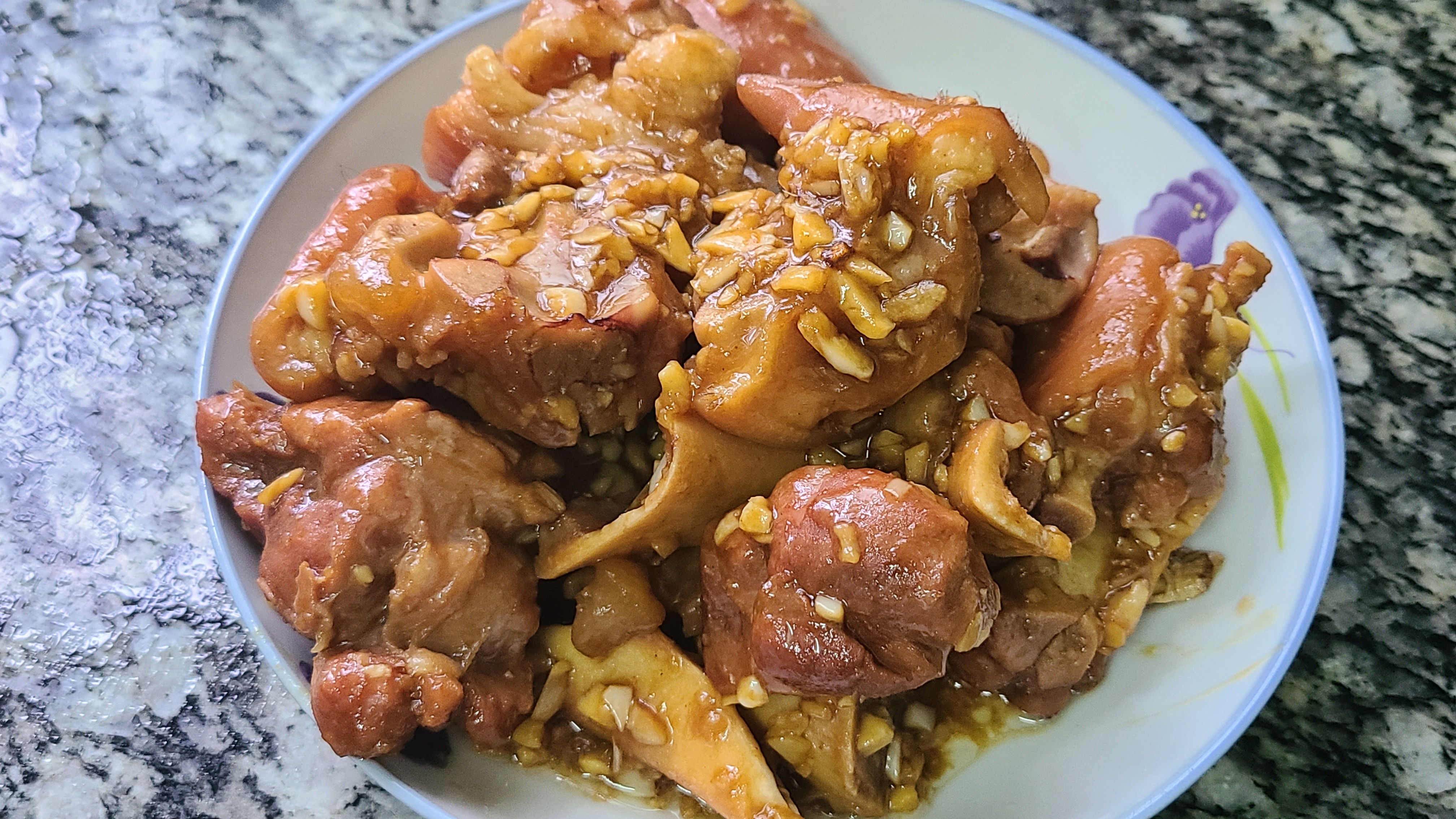 蒜香猪脚，简单好吃香味浓，这样的下饭菜，看着就嘴馋